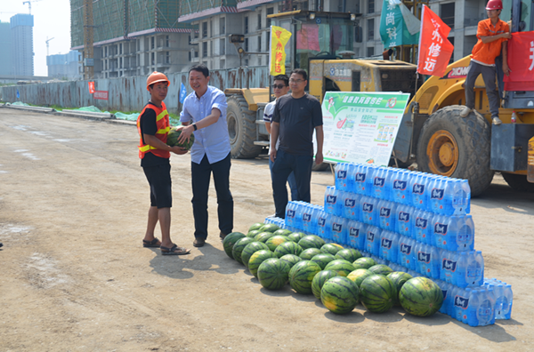 华体会在线登录官网-华体会（中国）
开展夏季送清凉慰问市政工程一线活动